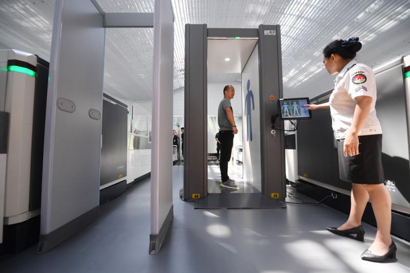 白云机场启十条“易安检”通道(图1) 白云机场启十条“易安检”通道(图1)