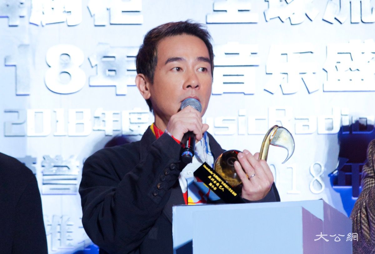 陈小春夺「亚洲全能艺人」大奖(图1) 陈小春夺「亚洲全能艺人」大奖(图1)